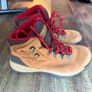 Columbia women’s hiking size 6 genuine leather camel colour